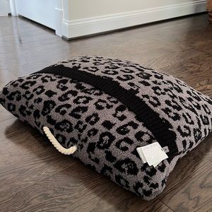Barefoot Dreams Pet Bed - medium size NWT